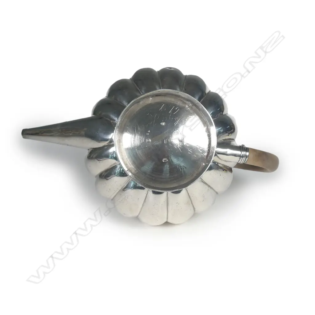 A George III silver teapot Image 1++