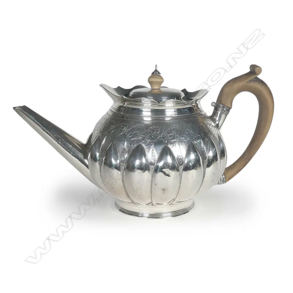 A George III silver teapot Image 1++