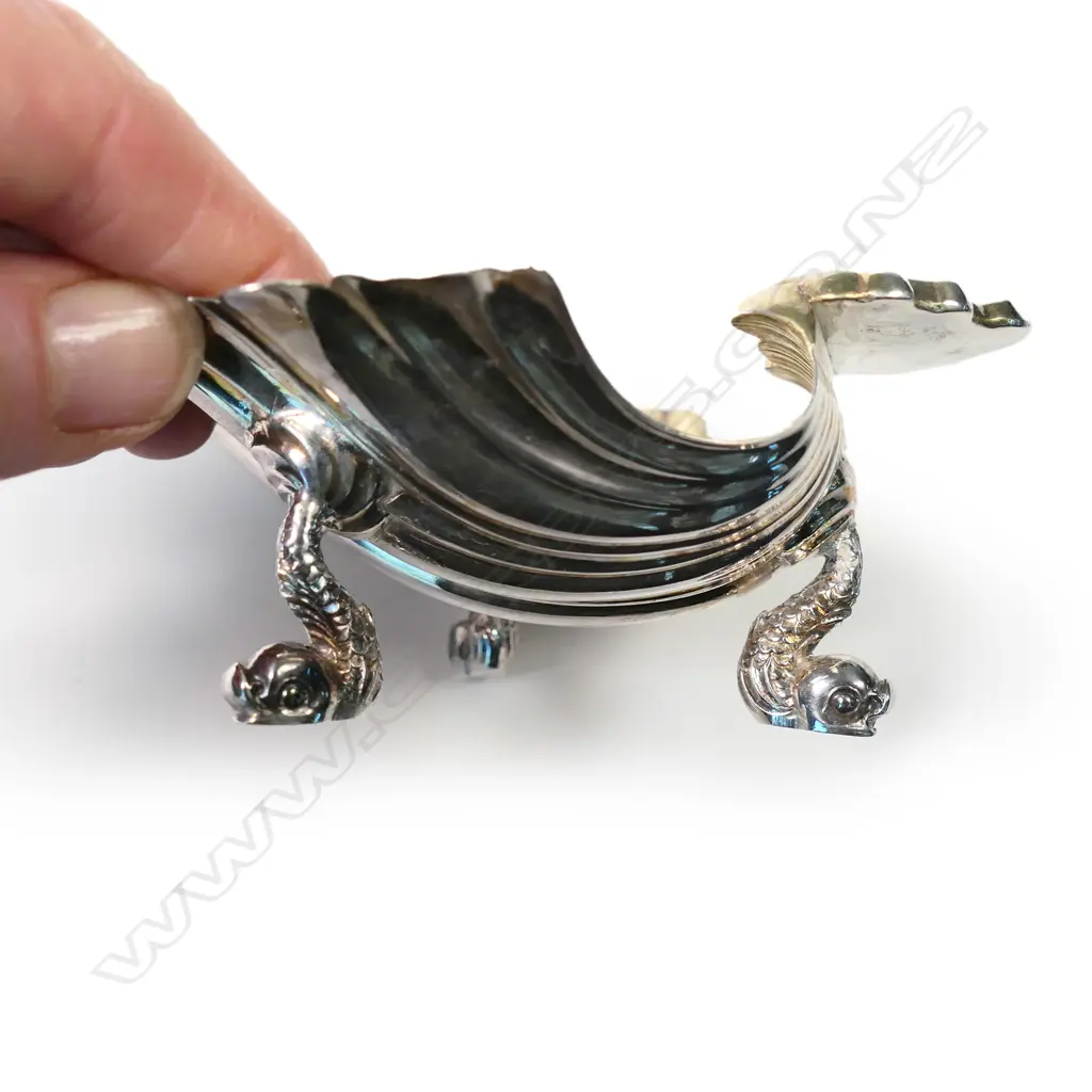 A good set of four George III silver shell salts Image 1++