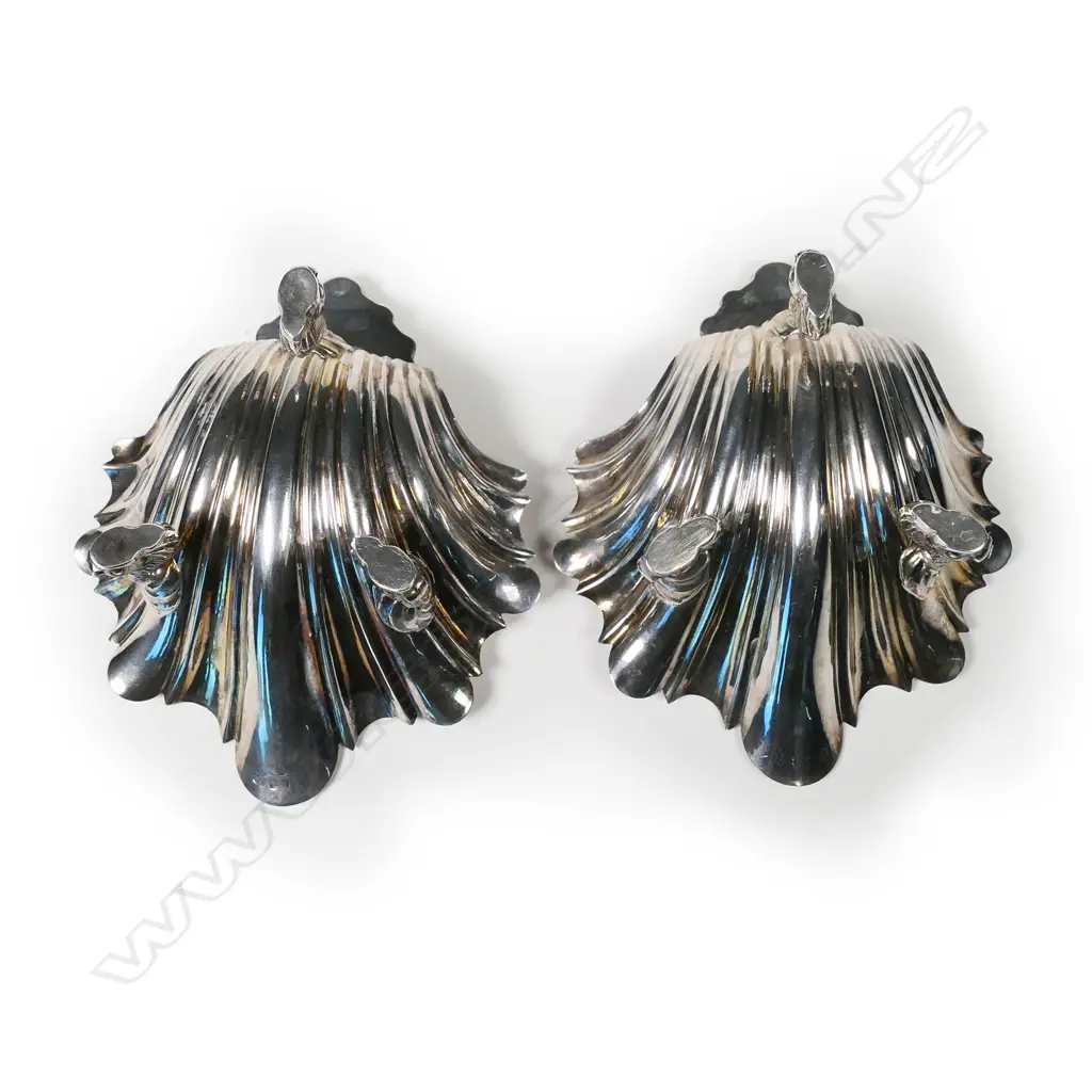 A good set of four George III silver shell salts Image 1++