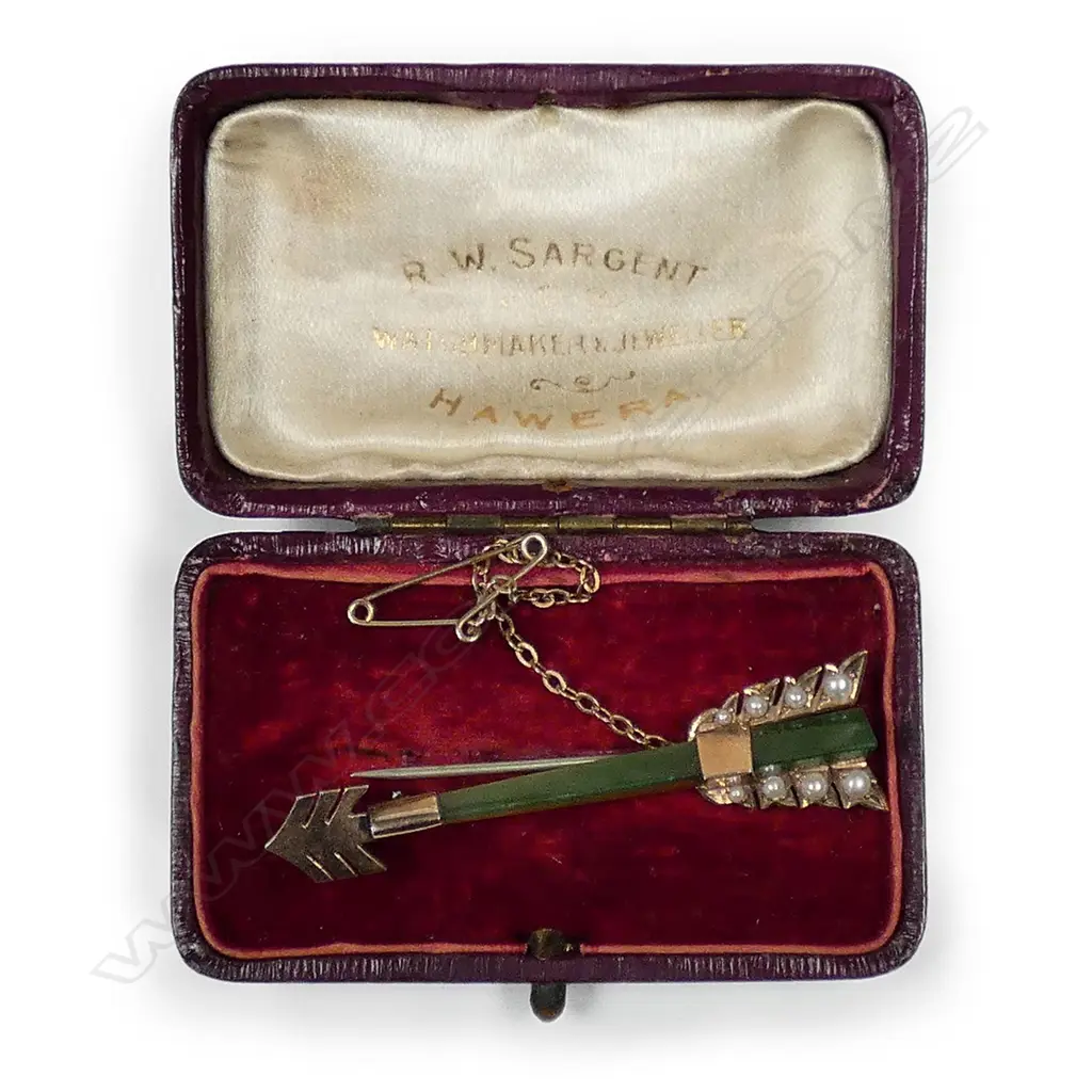 An Edwardian 9ct. rose gold greenstone and seed pearl arrow brooch Image 1++