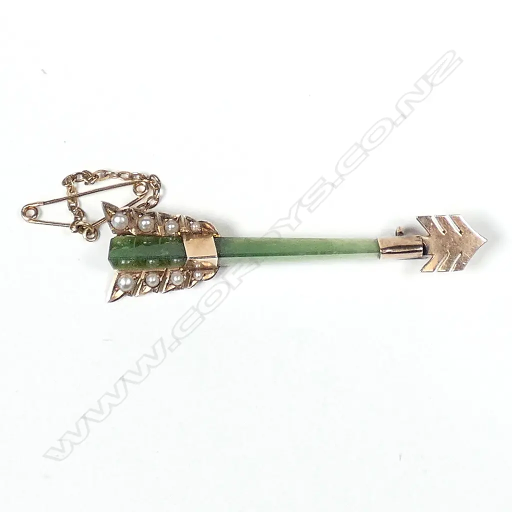 An Edwardian 9ct. rose gold greenstone and seed pearl arrow brooch Image 1++