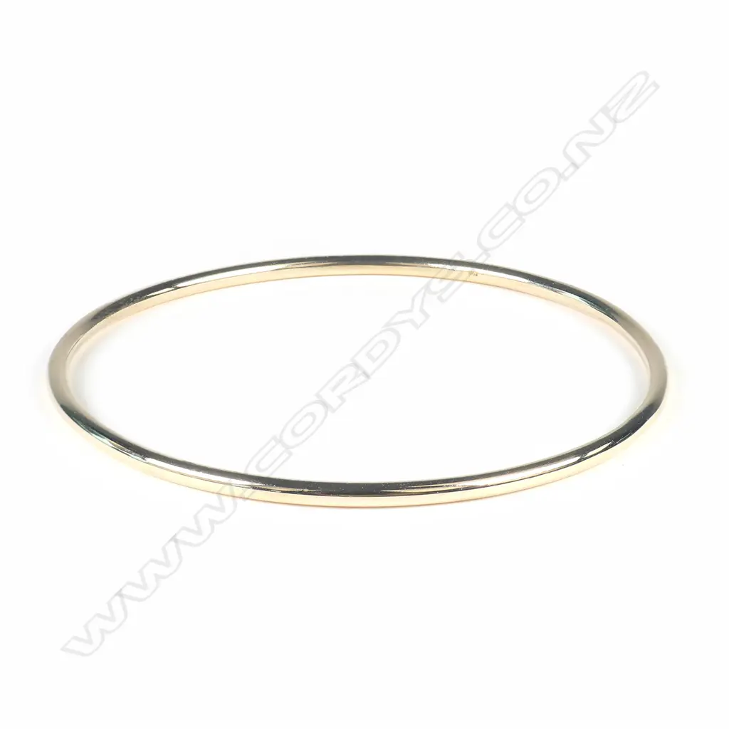 A 9ct gold bangle Image 1++