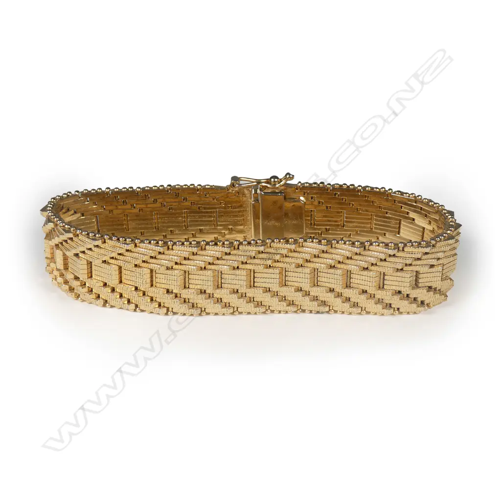 An 18ct gold bracelet Image 1++