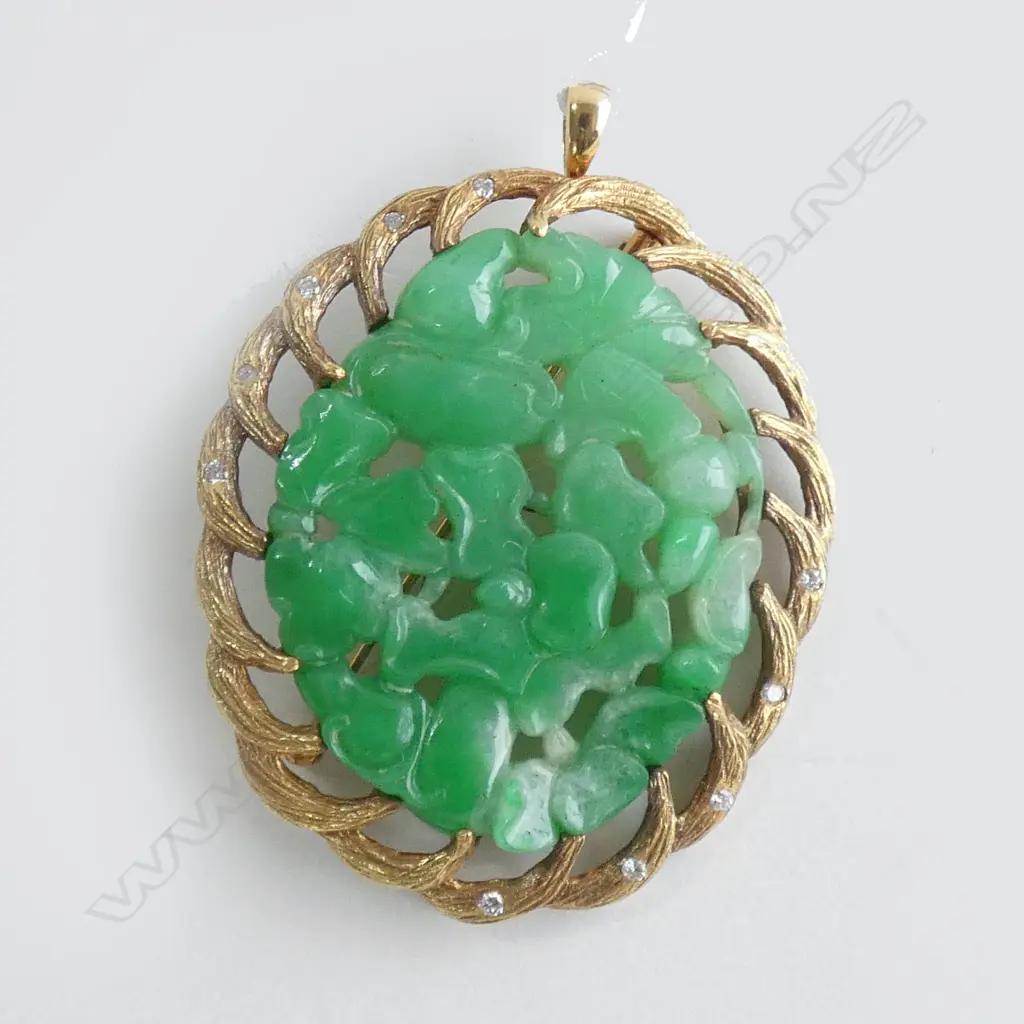 An impressive bright green carved jadeite pendant, in 18ct. heavy gold frame, Image 1++