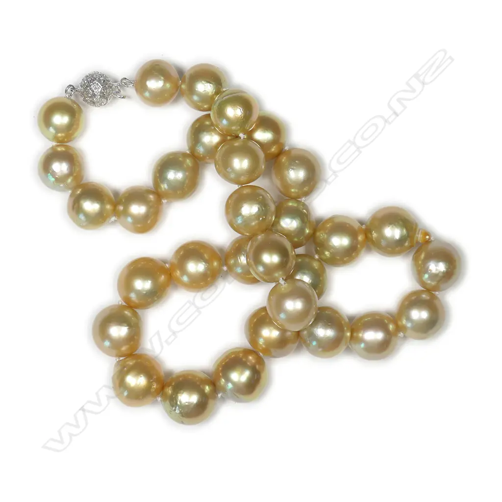 A golden pearl necklace Image 1++