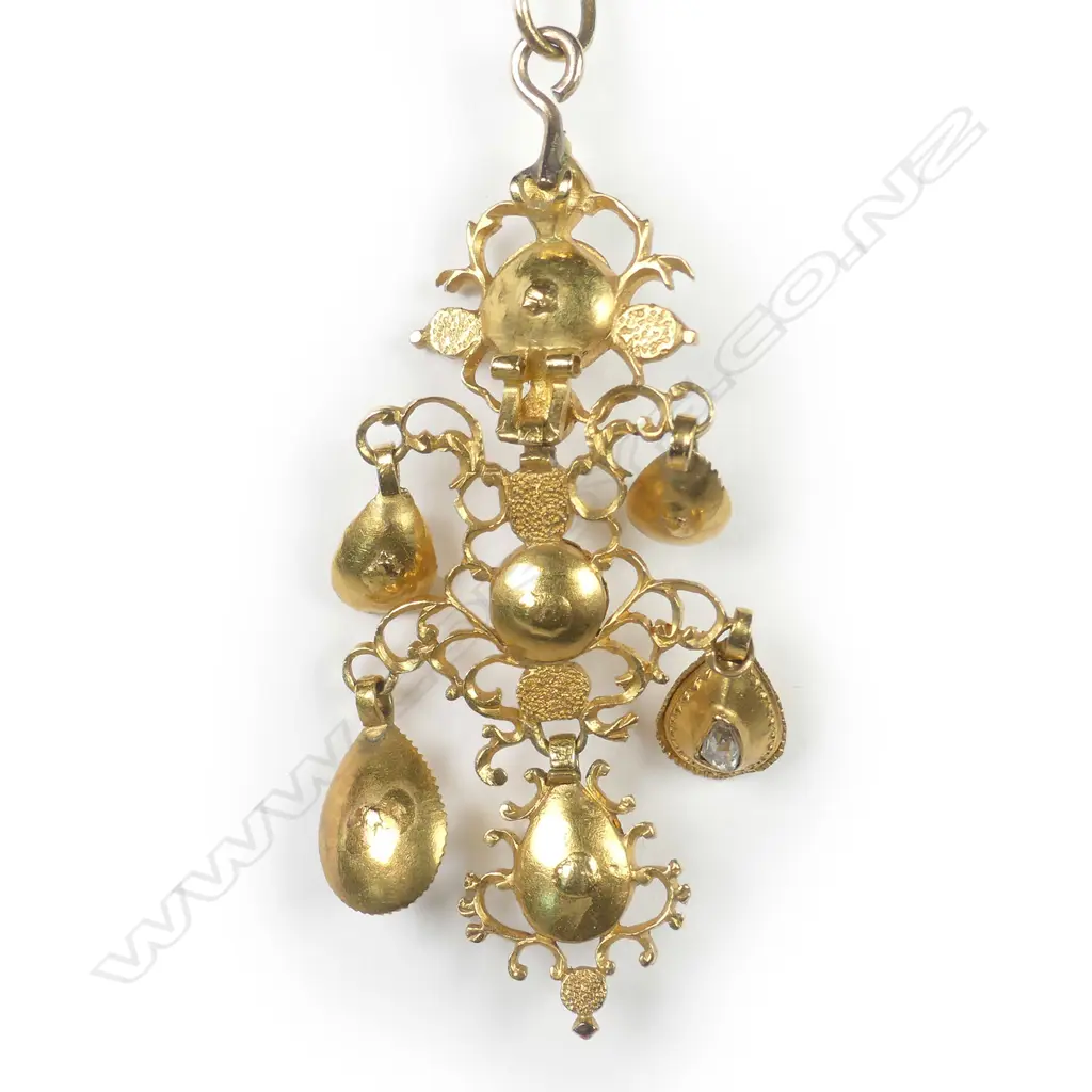 A Georgian 20ct gold and diamond pendant Image 1++