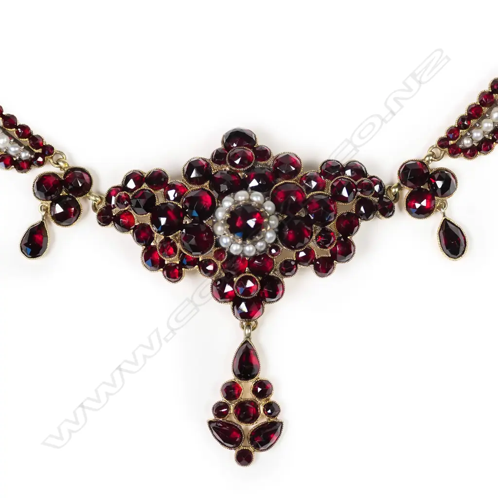 A 9ct gold Bohemian garnet and pearl necklace Image 1++