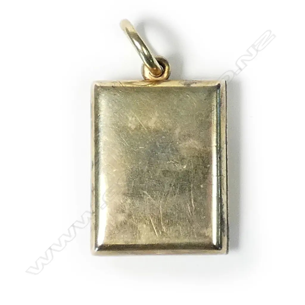 A 15ct gold locket Image 1++