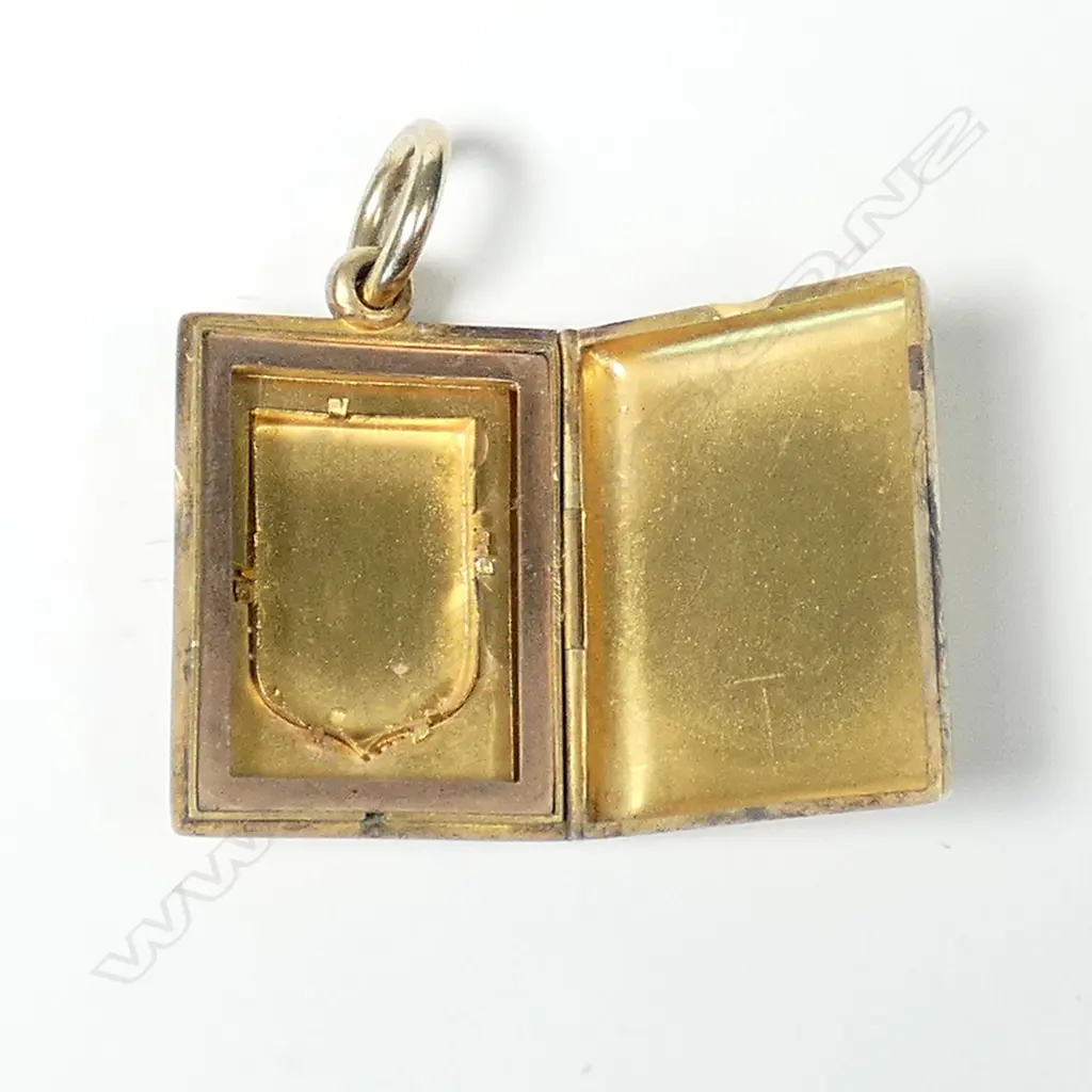 A 15ct gold locket Image 1++