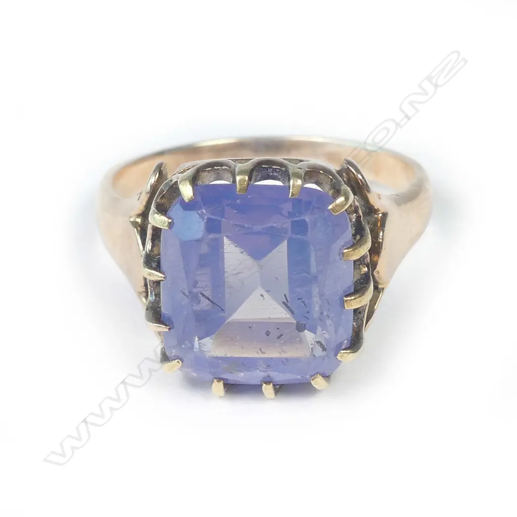 A large natural untreated sapphire and 18ct. yellow gold ring Image 1++