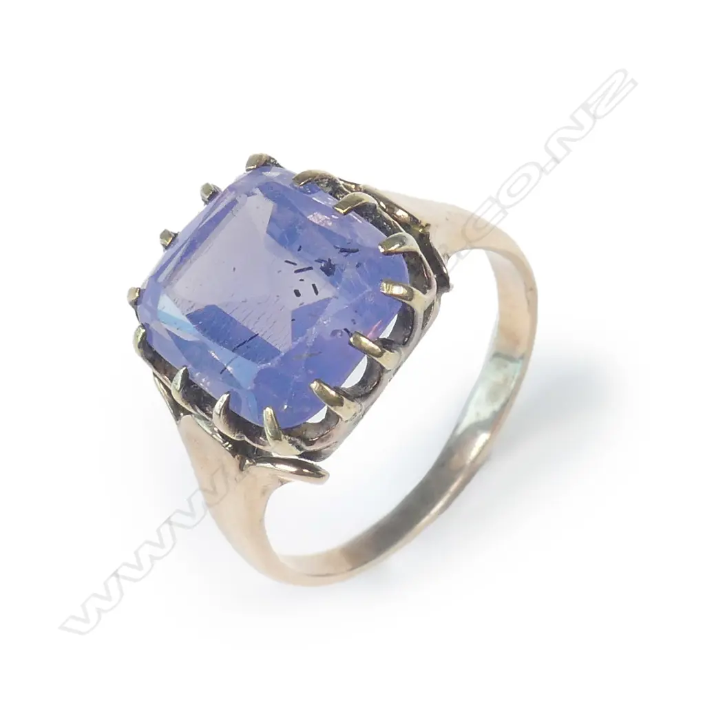 A large natural untreated sapphire and 18ct. yellow gold ring Image 1++
