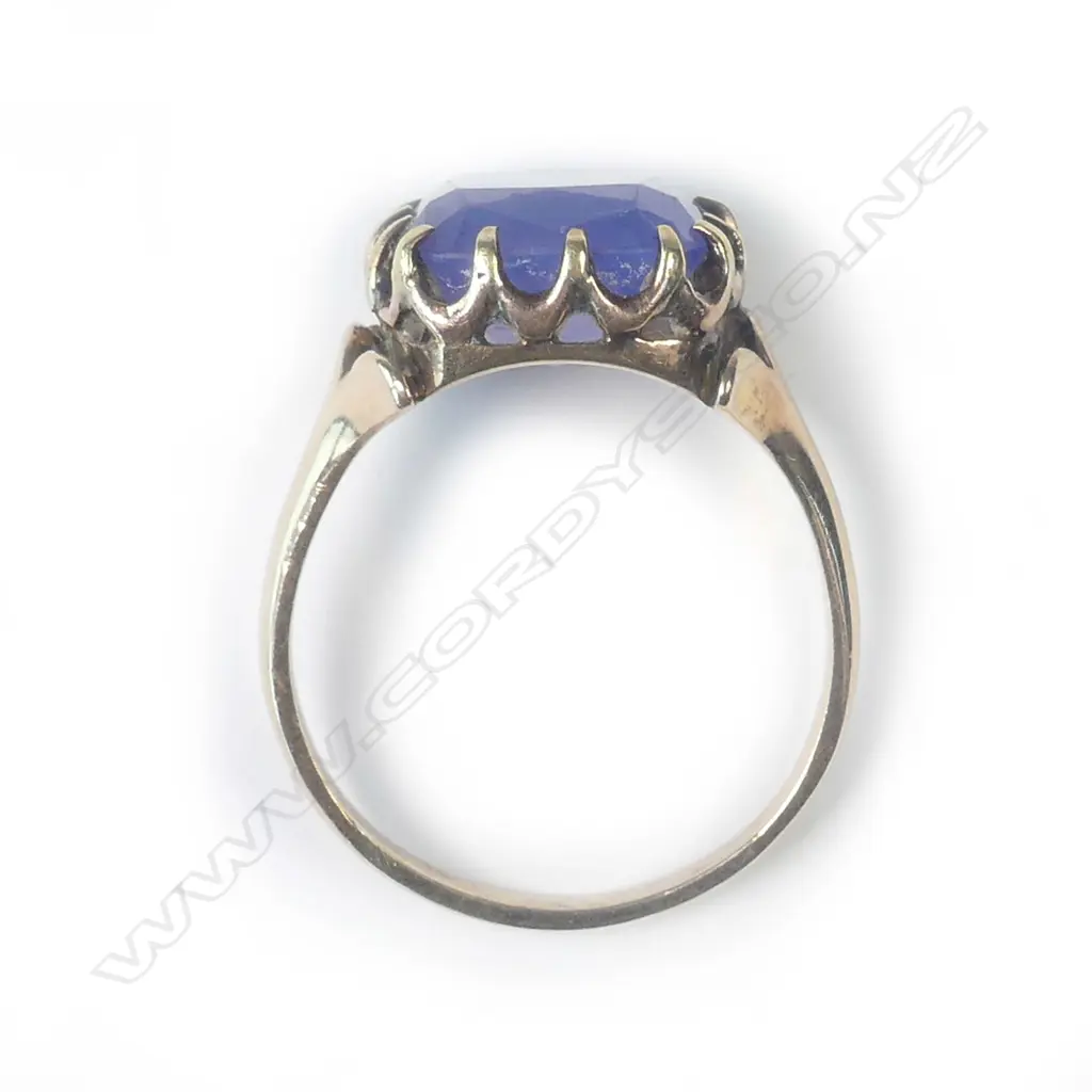 A large natural untreated sapphire and 18ct. yellow gold ring Image 1++