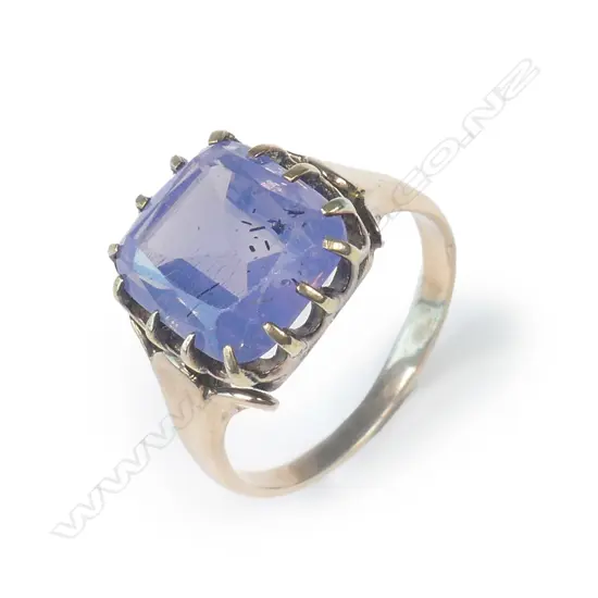 A large natural untreated sapphire and 18ct. yellow gold ring