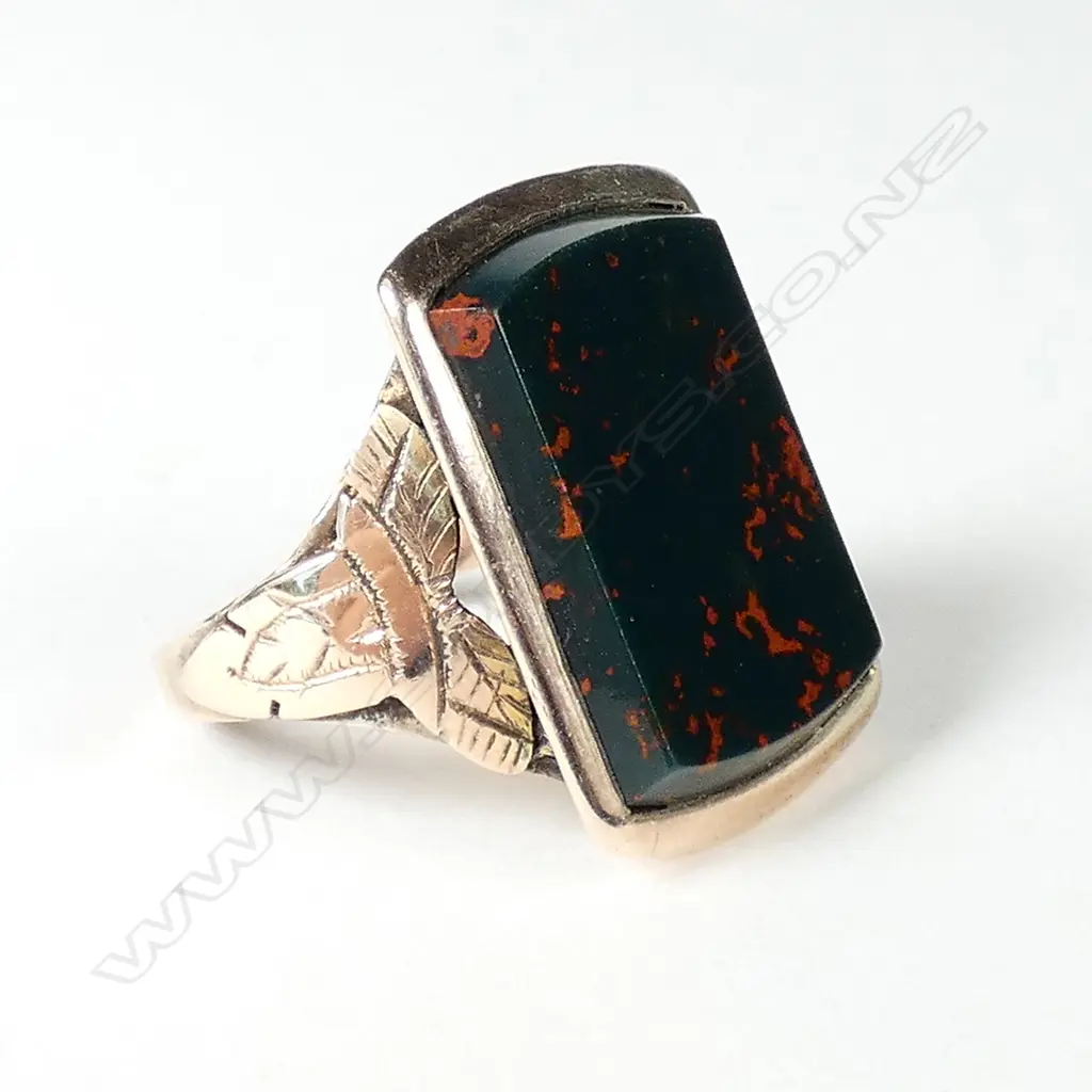 A c.1900 9ct. yellow gold and bloodstone large ring Image 1++