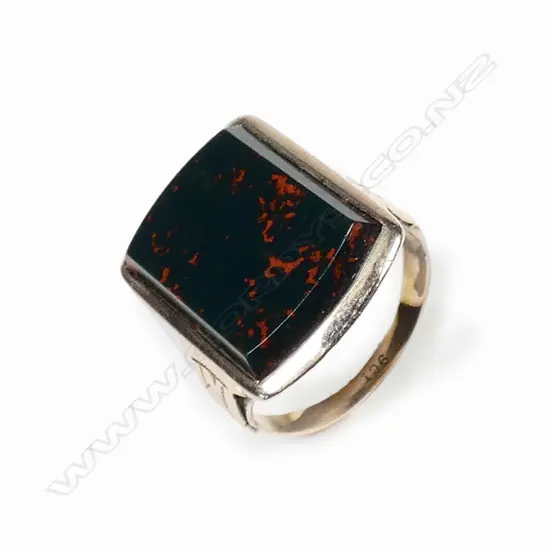 A c.1900 9ct. yellow gold and bloodstone large ring