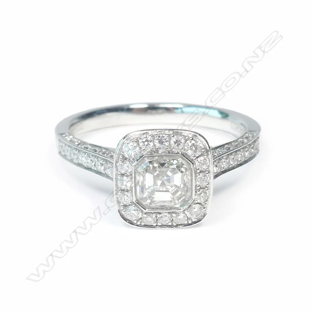 An 18ct white gold and diamond ring Image 1++