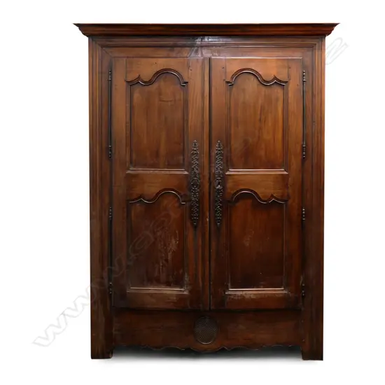 A 19thC Continental oak linen press/armoire