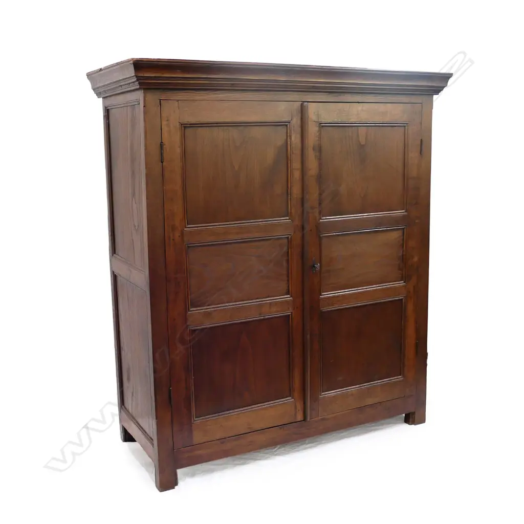 A Georgian fruitwood linen press/cupboard Image 1++
