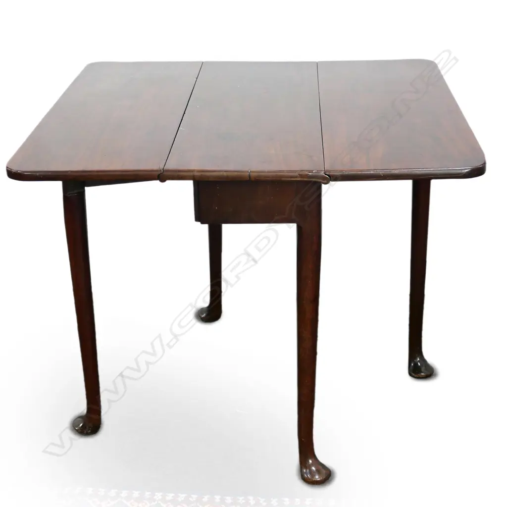 A Georgian mahogany dropside table Image 1++