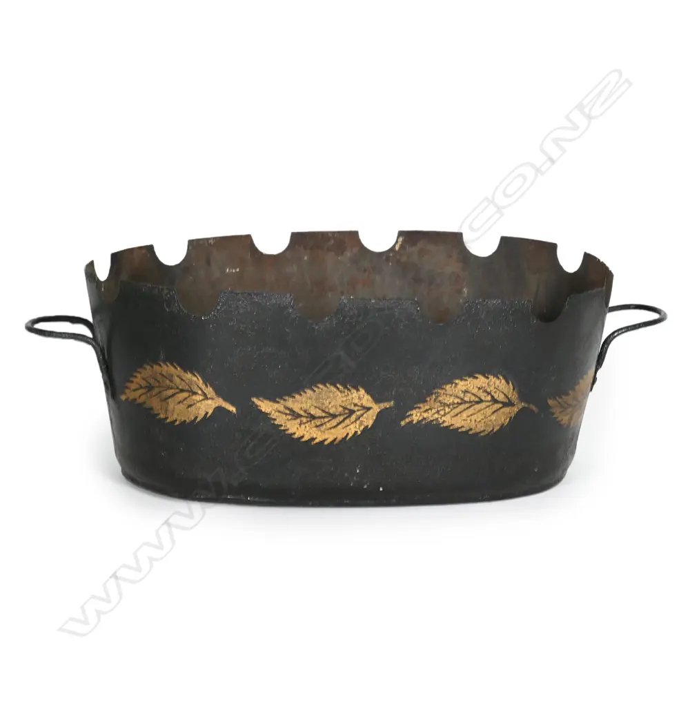 An 18thC French tôle peinte glass cooler (verrièr rafraîchissoir) Image 1++