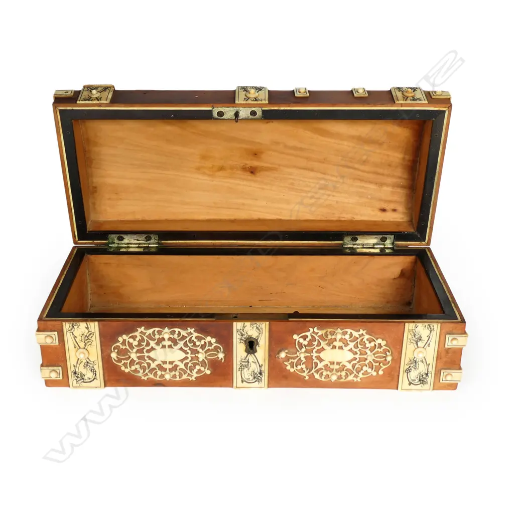 Anglo-Indian Vizagapatam sandalwood trinket/glove box Image 1++