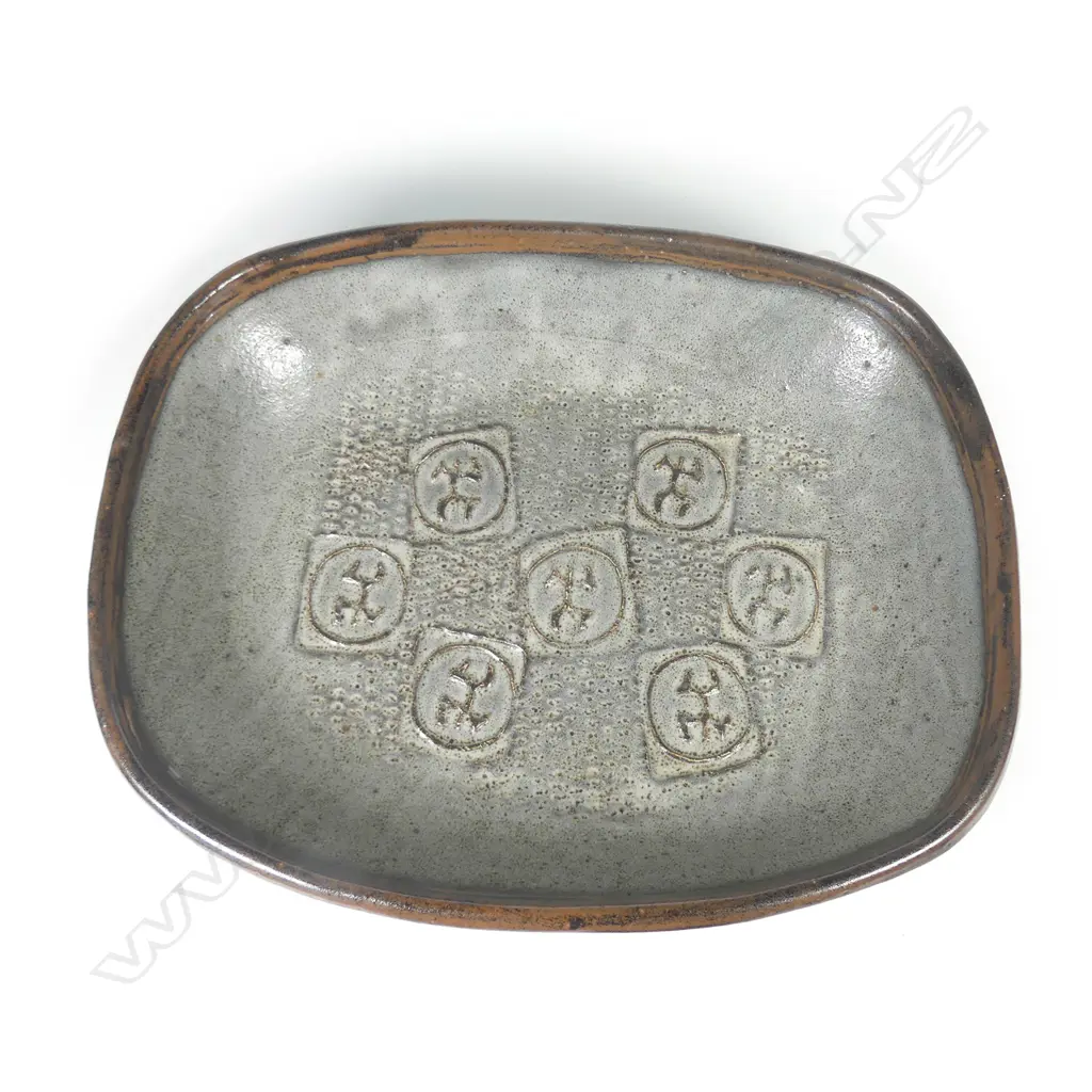 A Len Castle large serving dish decorated with impressed designs Image 1++
