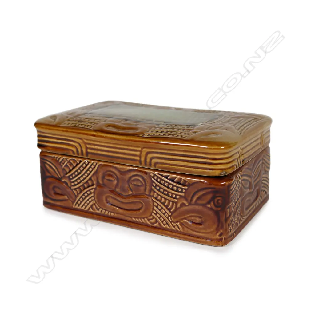 A Crown Lynn Wharetana ware trinket box Image 1++