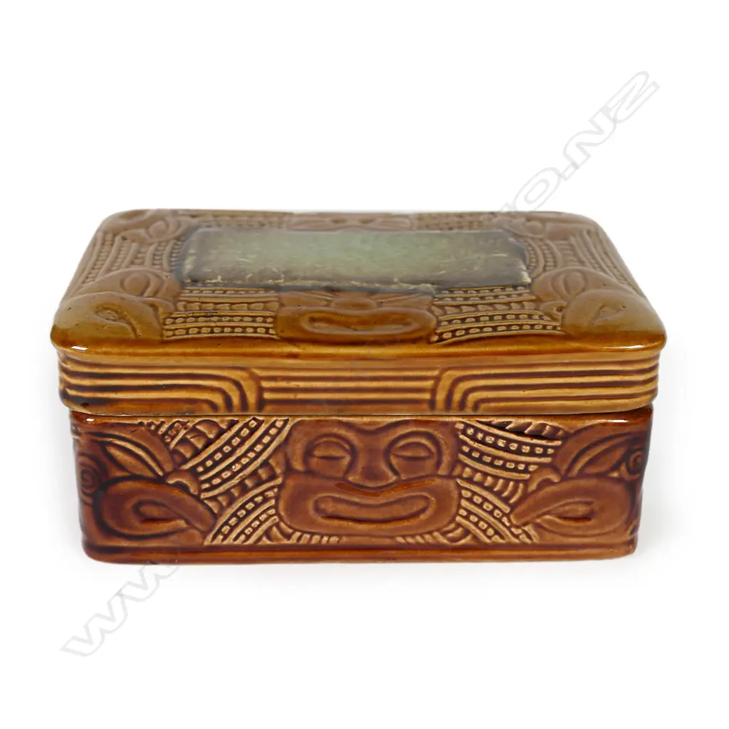 A Crown Lynn Wharetana ware trinket box Image 1++