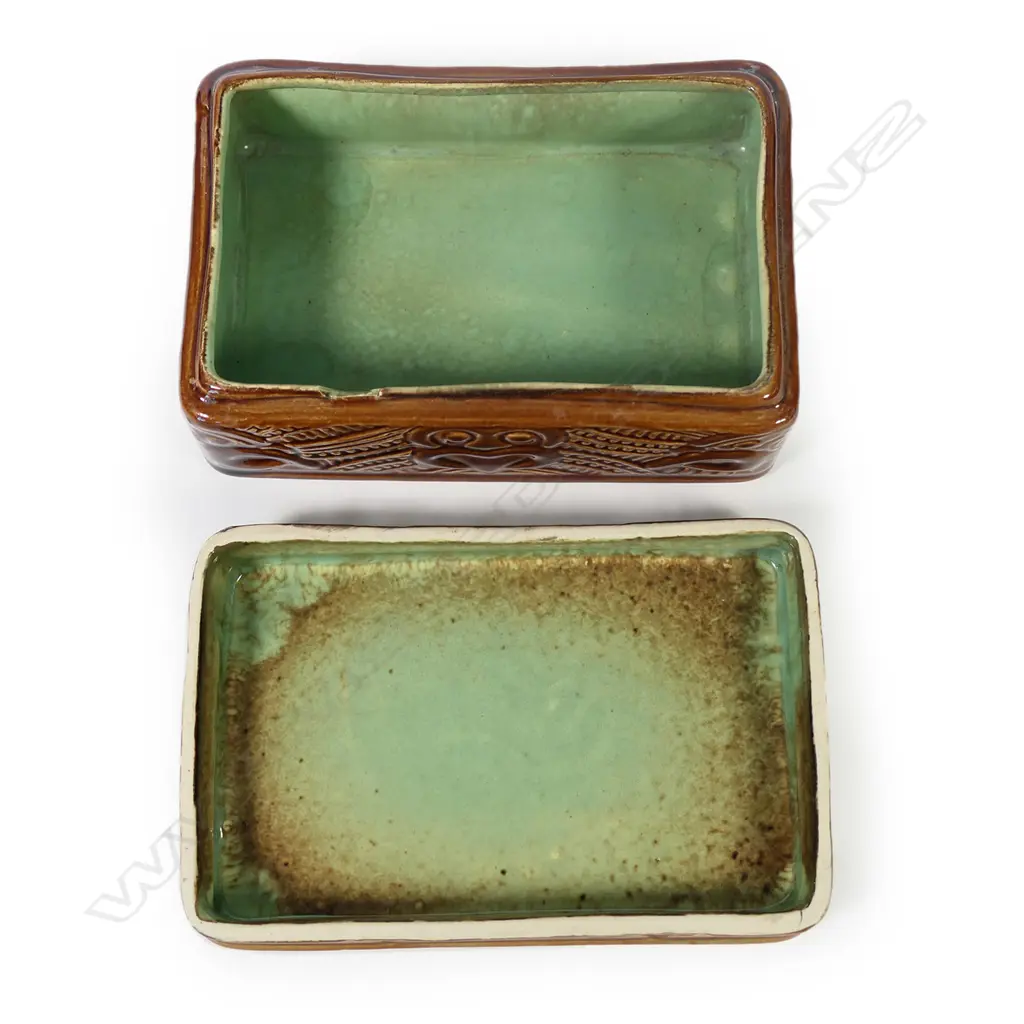 A Crown Lynn Wharetana ware trinket box Image 1++