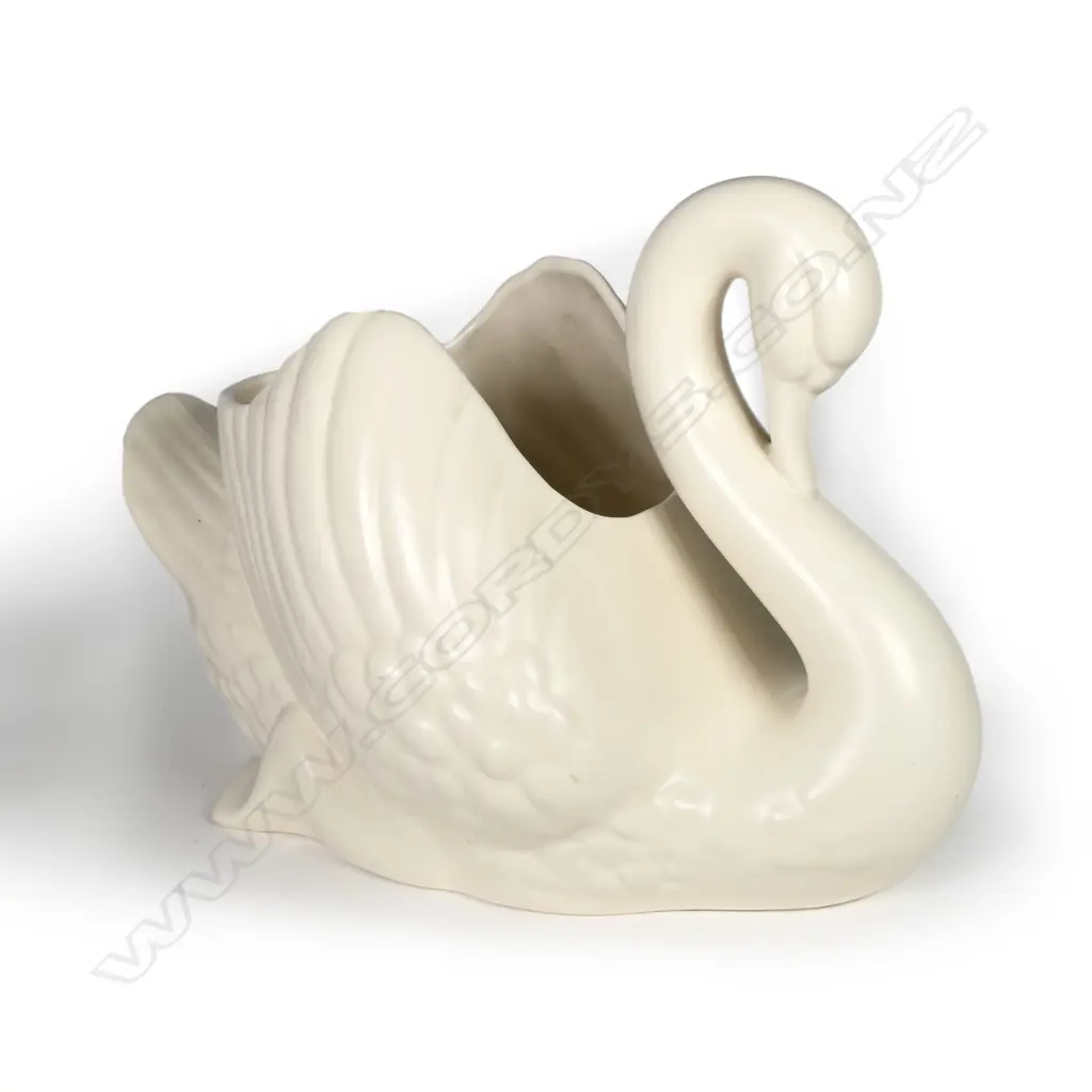 A large white Crown Lynn swan Image 1++