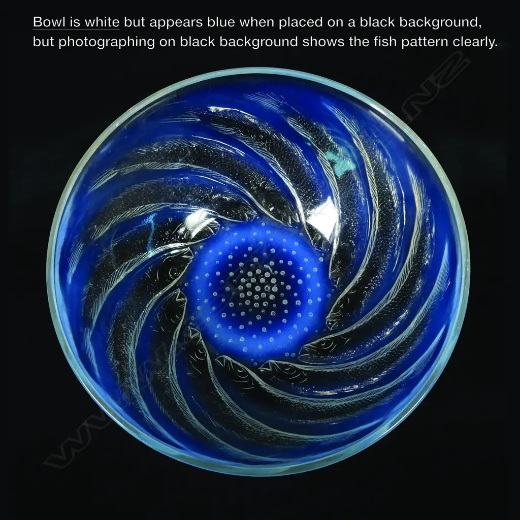 A René Lalique 'Poissons' opalescent glass bowl Image 1++