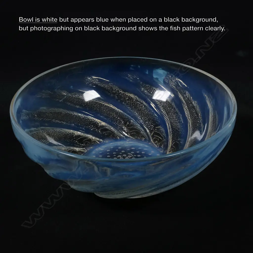 A René Lalique 'Poissons' opalescent glass bowl Image 1++