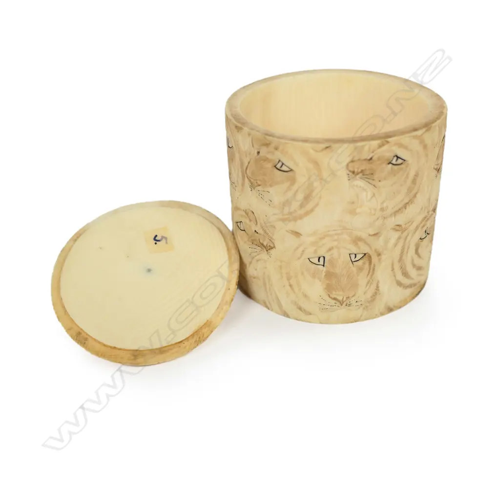 A Japanese ivory Meiji oval lidded trinket box Image 1++