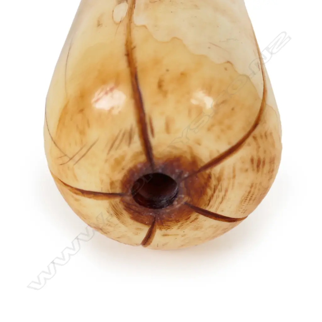 A Japanese carved ivory large snuff bottle Image 1++