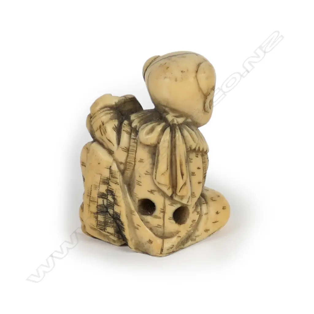 A 19thC carved ivory netsuke Image 1++