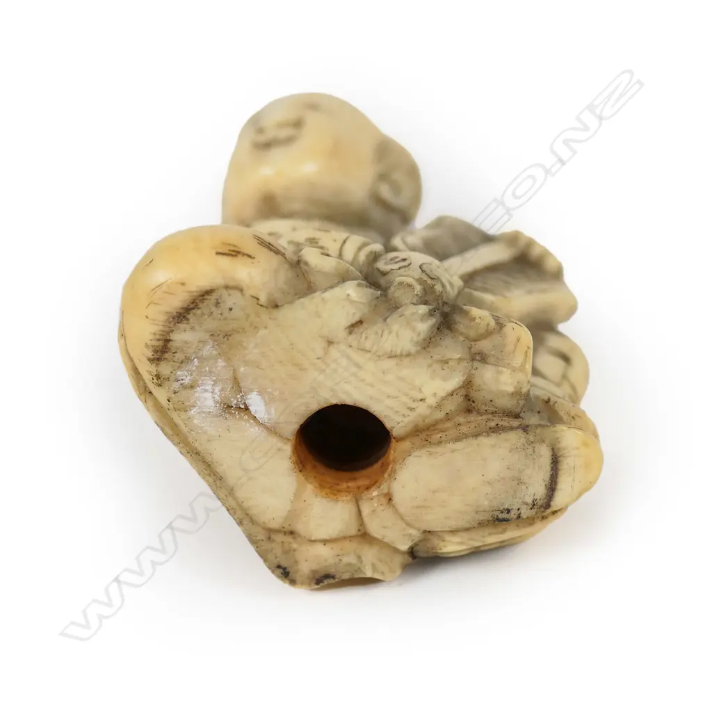 A 19thC carved ivory netsuke Image 1++