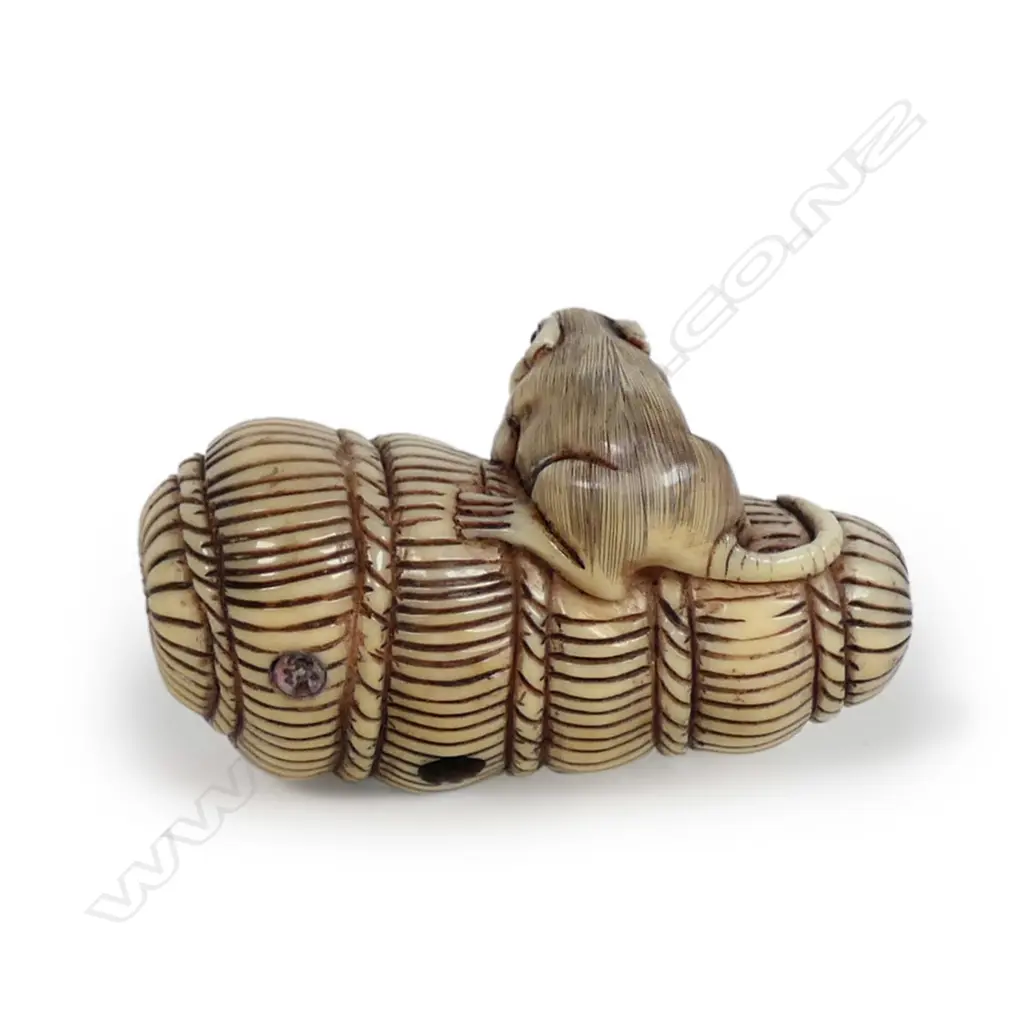 A Japanese carved ivory netsuke Image 1++