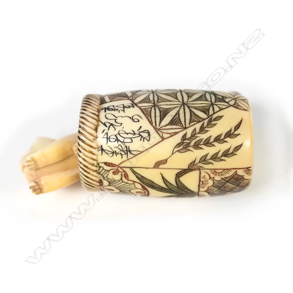 A Japanese carved ivory netsuke Image 1++