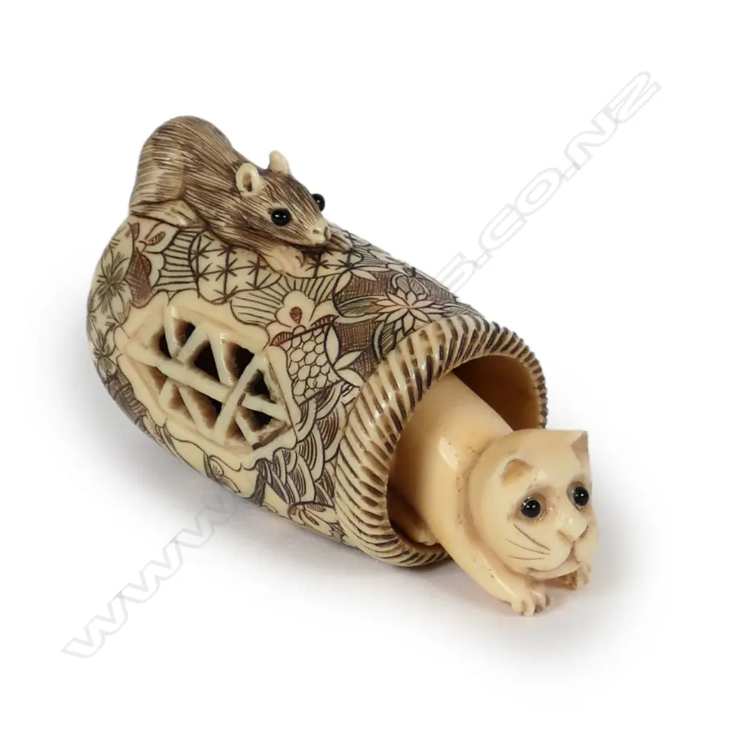 A Japanese carved ivory netsuke Image 1++