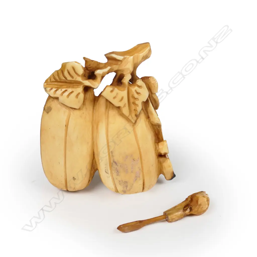 A Japanese carved ivory double gourd snuff bottle Image 1++