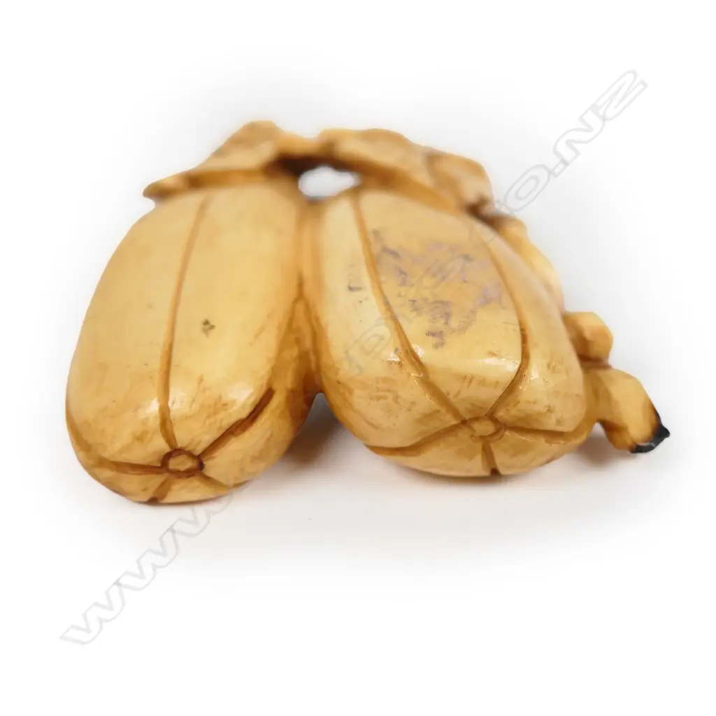 A Japanese carved ivory double gourd snuff bottle Image 1++