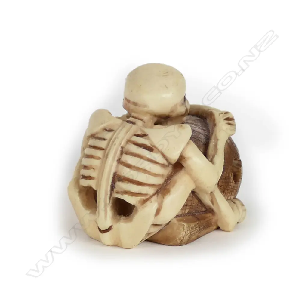 A Japanese carved ivory netsuke Image 1++