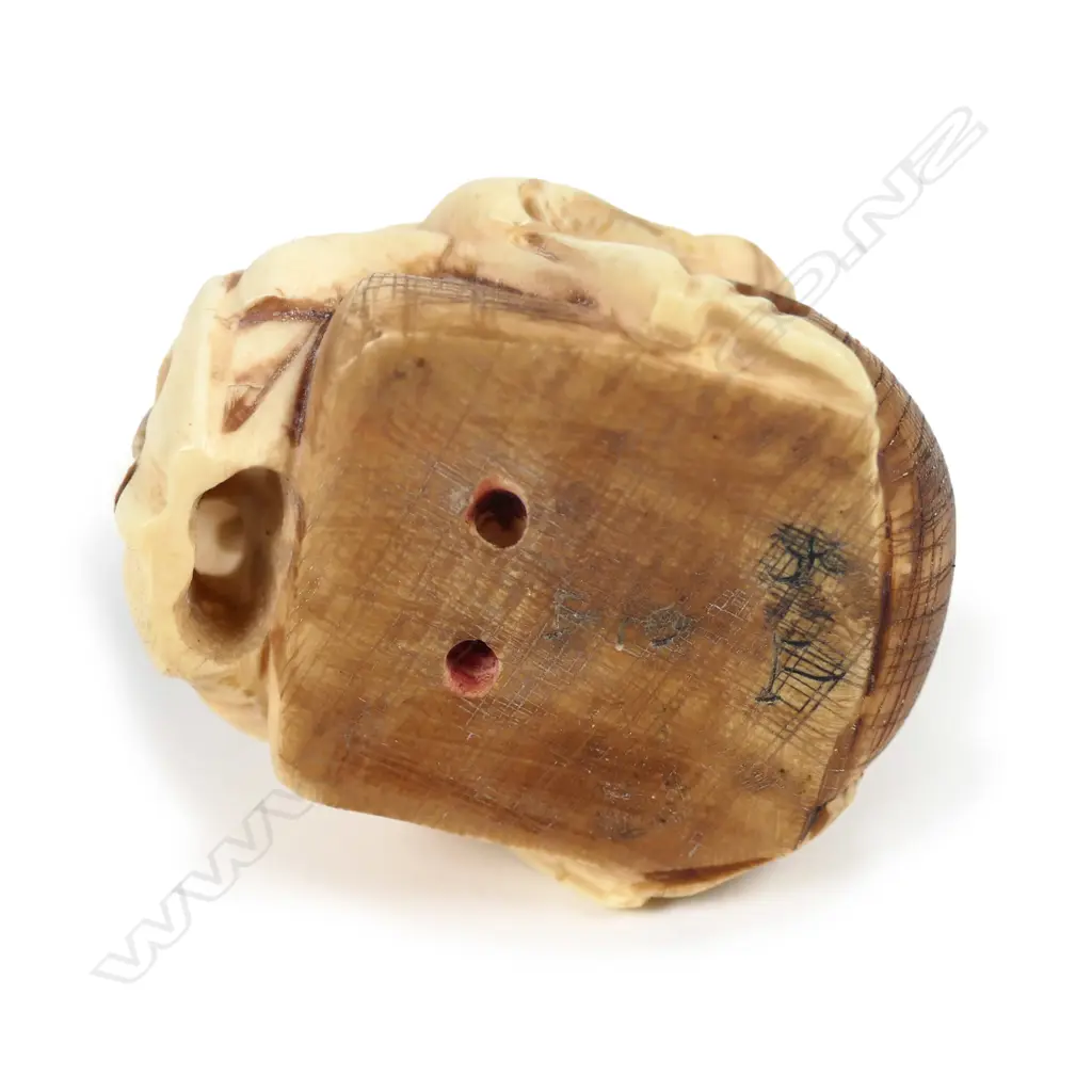 A Japanese carved ivory netsuke Image 1++