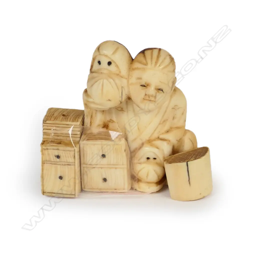 A Japanese carved ivory netsuke Image 1++