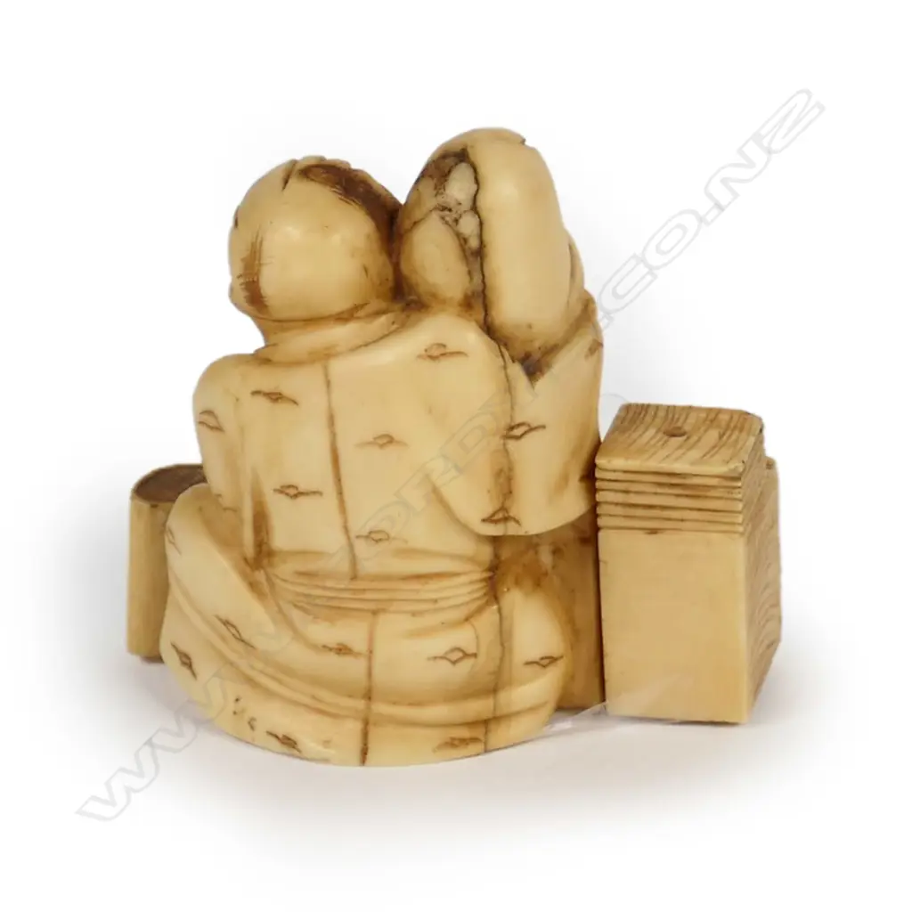 A Japanese carved ivory netsuke Image 1++