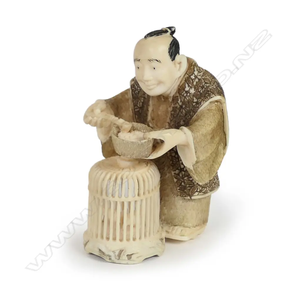 A Japanese carved ivory netsuke Image 1++