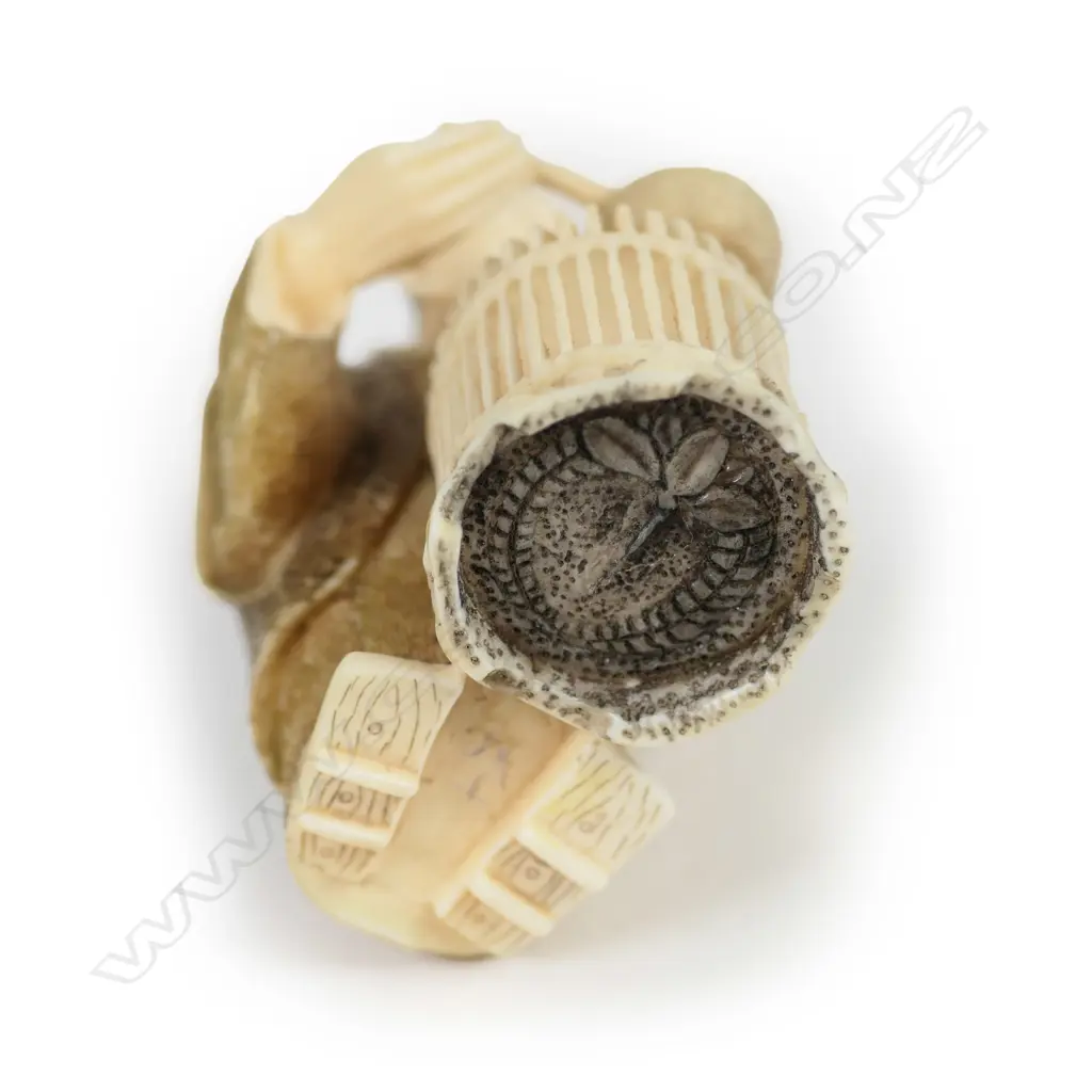 A Japanese carved ivory netsuke Image 1++