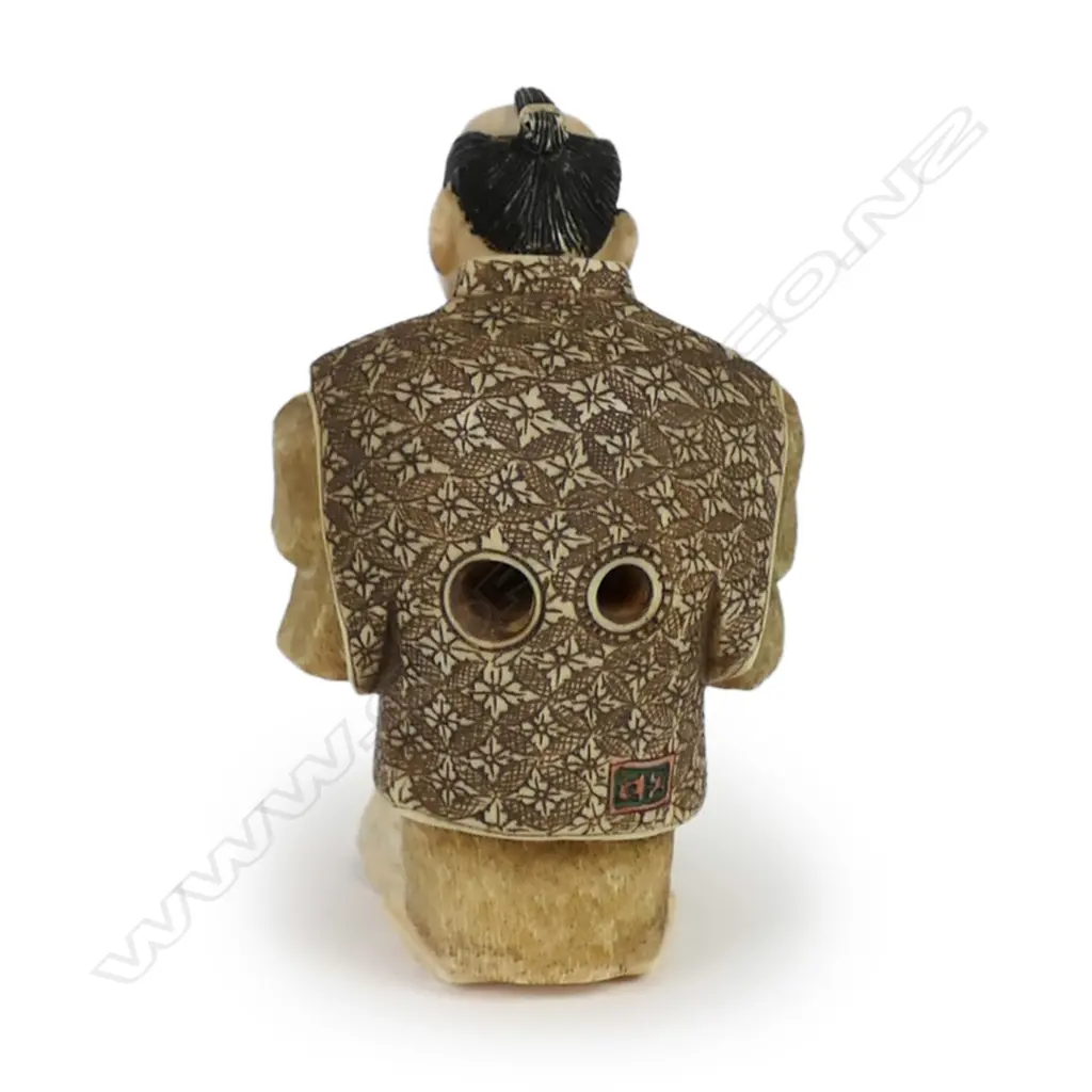 A Japanese carved ivory netsuke Image 1++