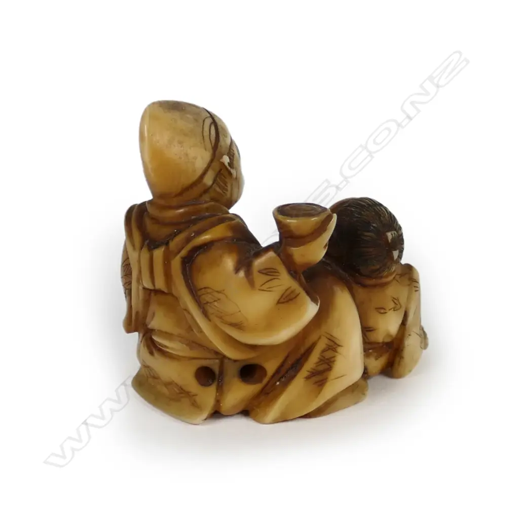 An old Japanese carved ivory netsuke Image 1++